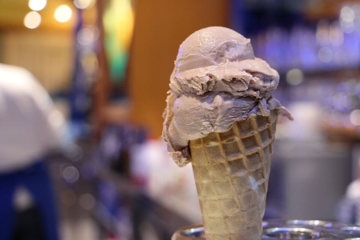 Cono gelato al gusto di nocciola