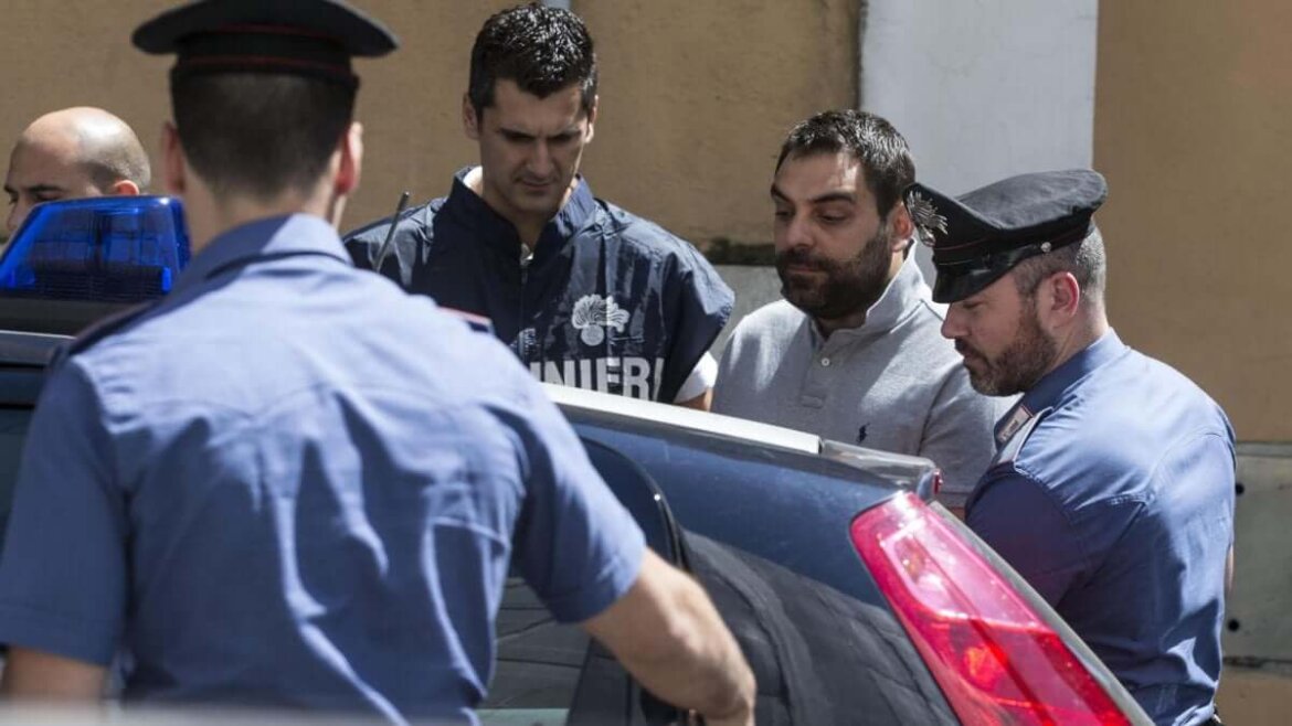 Luca Gramazio durante l'arresto e carabinieri