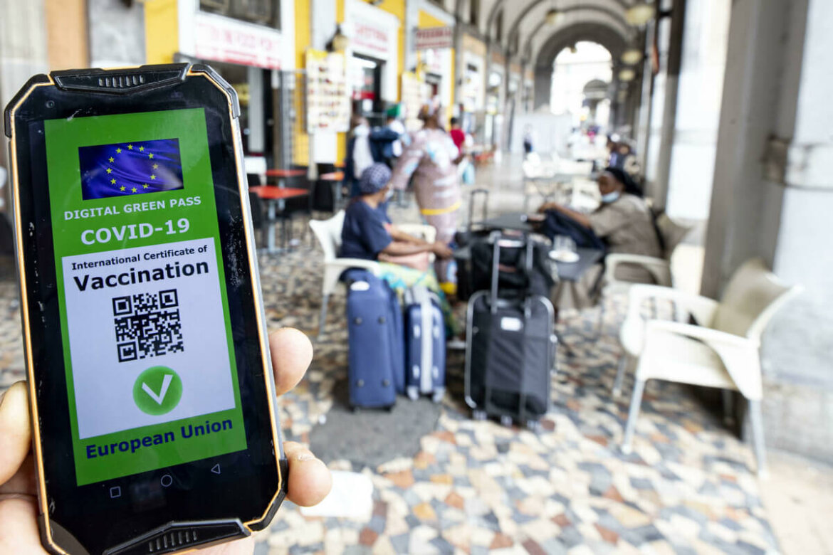 Il ministro Giovannini boccia il Green pass sui mezzi pubblici: “Non è gestibile”