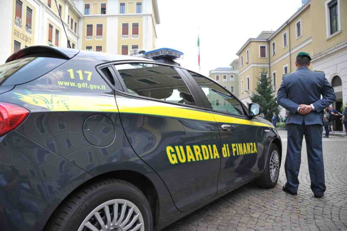 guardia di finanza Finanziere vicino alla volante