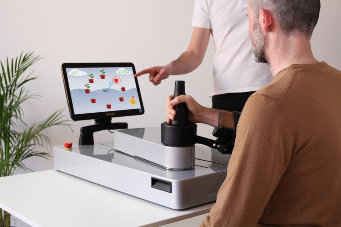 Ragazzo testa nuove tecnologie