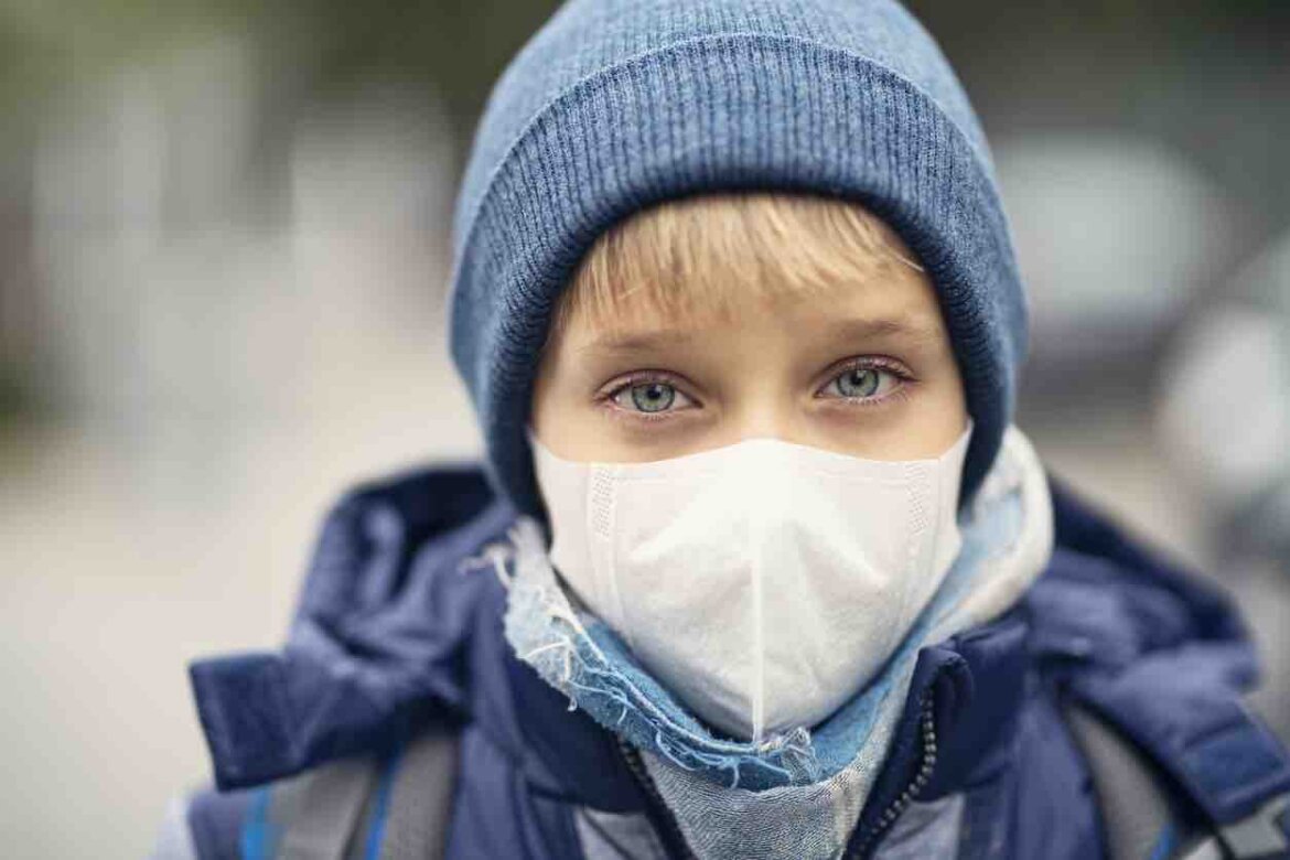 Little boy wearing pollution mask going to school Coronavirus: ecco le possibili motivazioni del basso contagio in età pediatrica