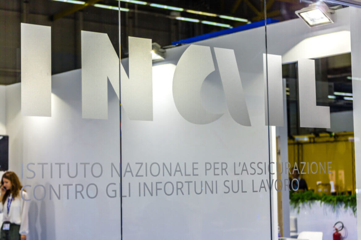 Sportello Inail in una foto Vetrata ufficio Inail in una foto