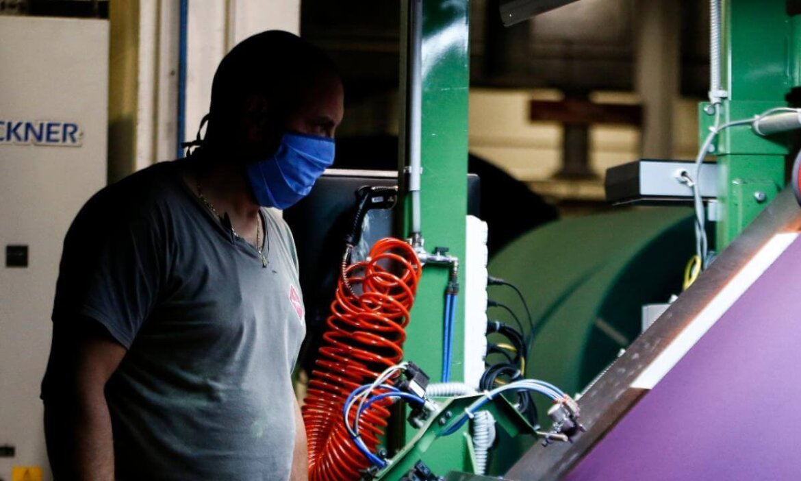 Produzione industriale Operaio con mascherina in fabbrica