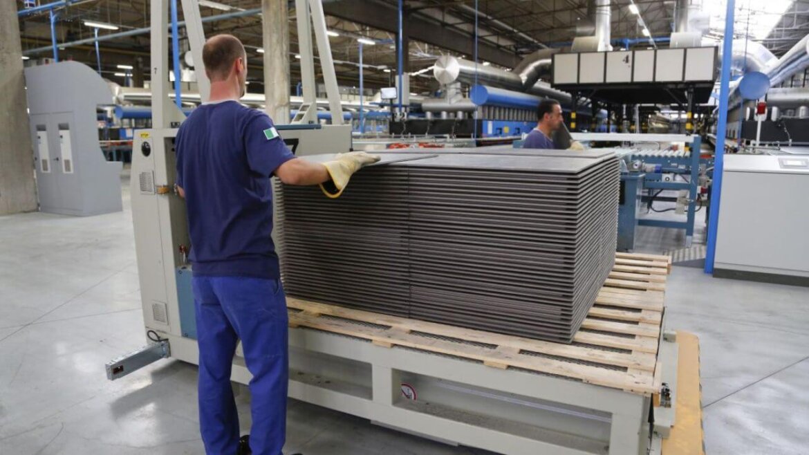Operaio al lavoro in fabbrica Operaio al lavoro in fabbrica in una foto