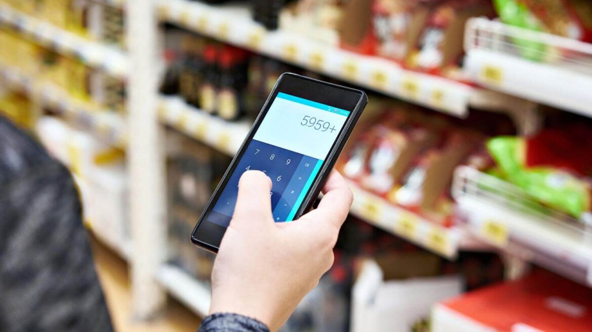 Persona con smartphone in mano