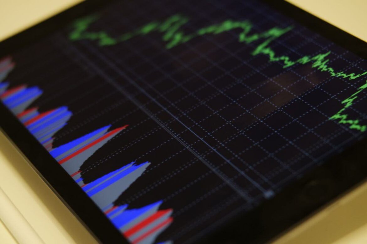 Tablet raffigurante grafico su andamento dati economici Tablet con grafico su andamento dati economici