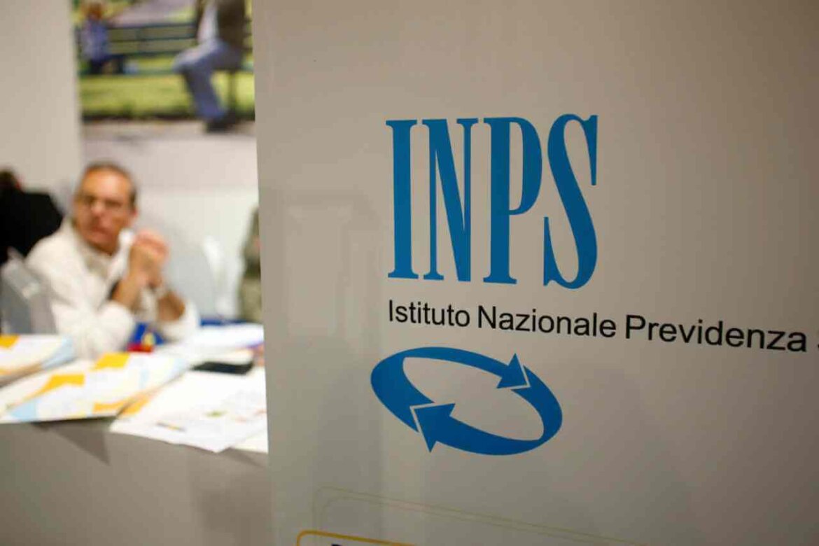 Uomo al lavoro presso l’Inps Uomo al lavoro in ufficio Inps