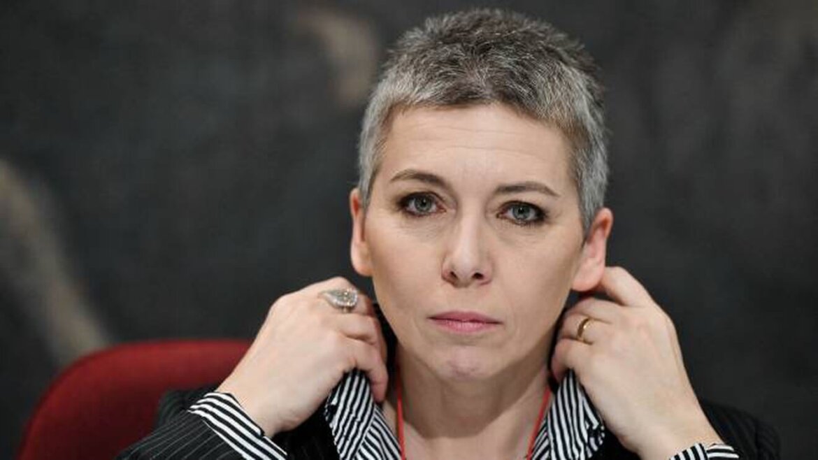 Irene Pivetti Irene Pivetti, ex presidente Camera mentre si sistema il colletto