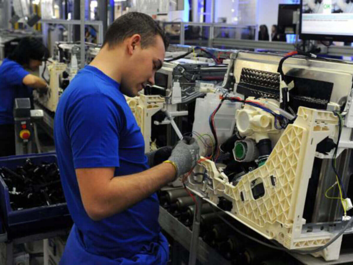 Operaio al lavoro con un macchinario