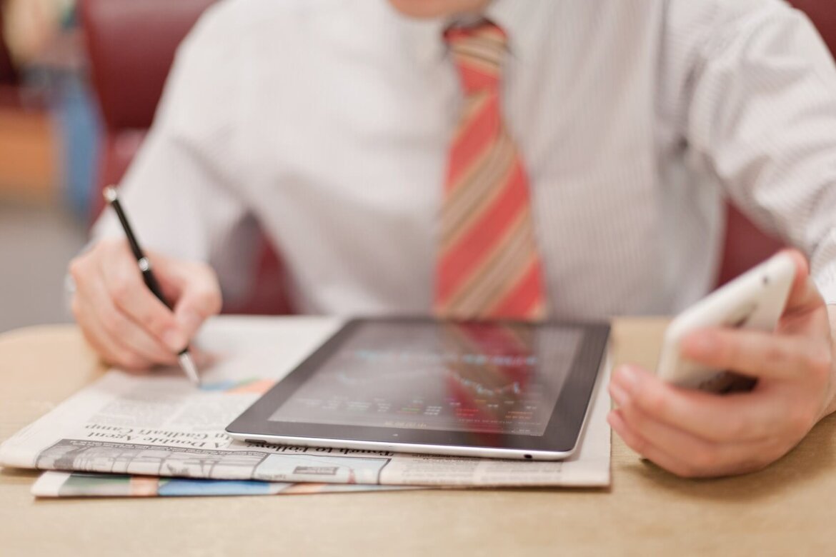 Ragazzo al lavoro con tablet