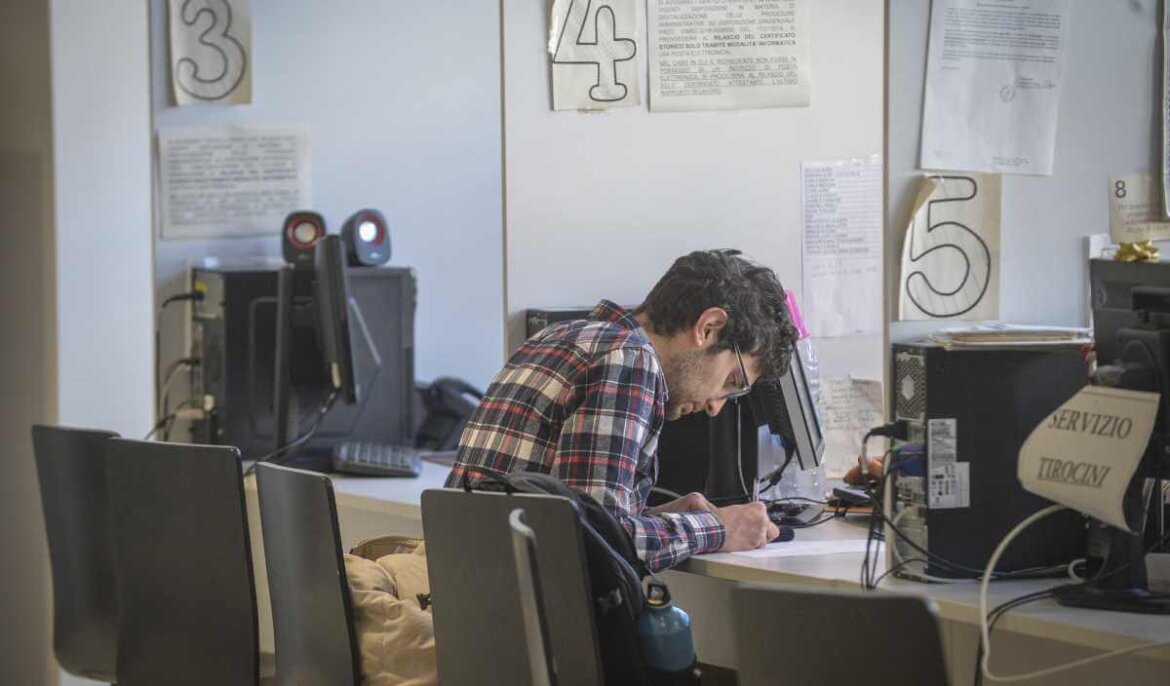 Ragazzo al lavoro al centro per l'impiego in una foto