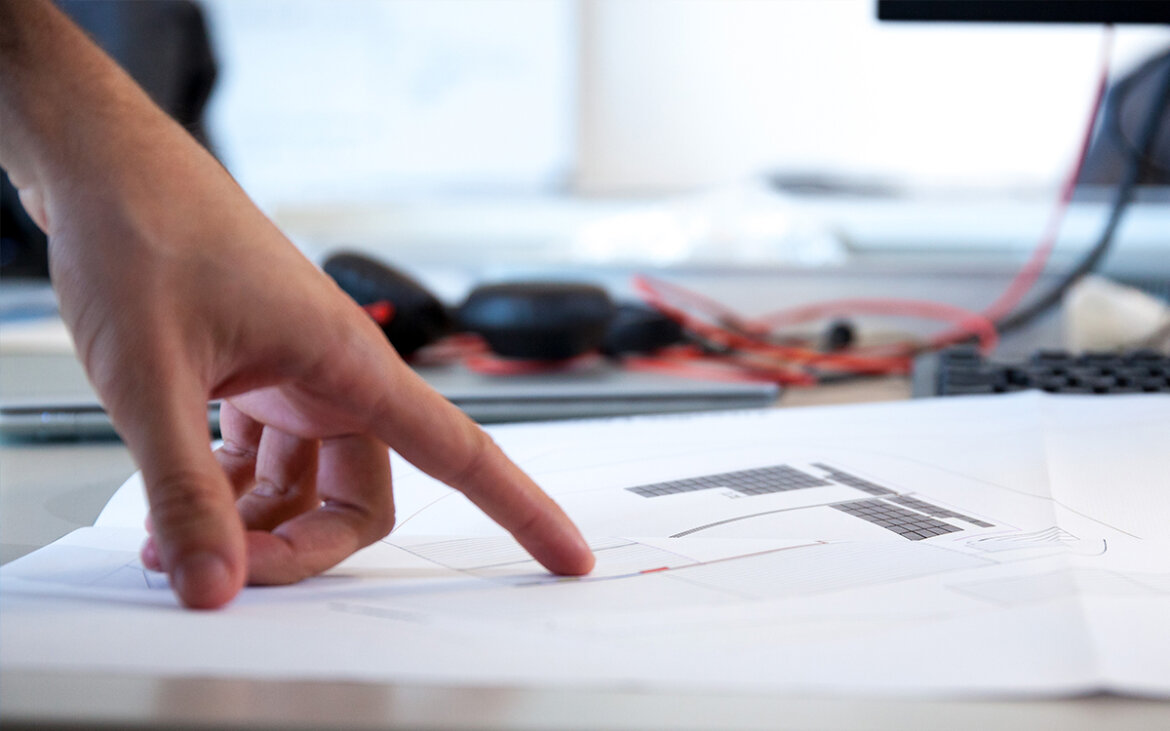 Uomo analizza dati sul posto di lavoro