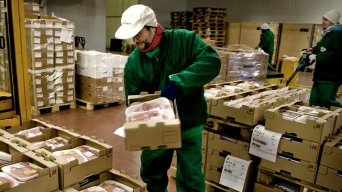 Operaio al lavoro in magazzino