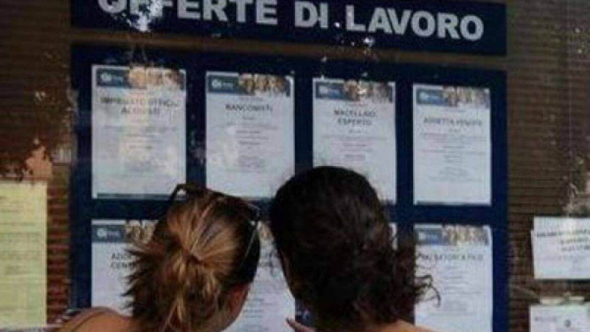 Due ragazze che consultano annunci di lavoro in bacheca