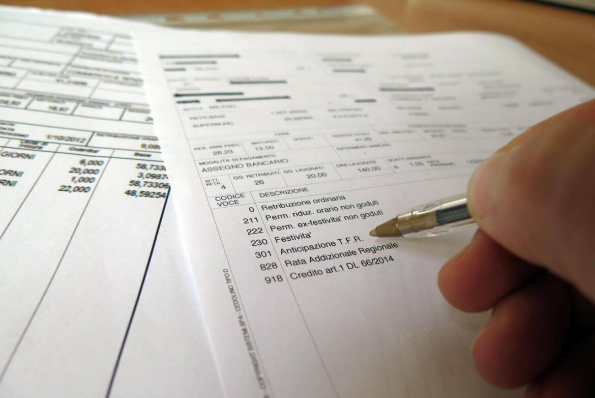 lavoro foto uomo che legge busta paga