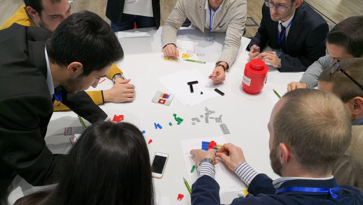 Dal test del cameriere a quello del silenzio: una guida ai più strani colloqui di lavoro