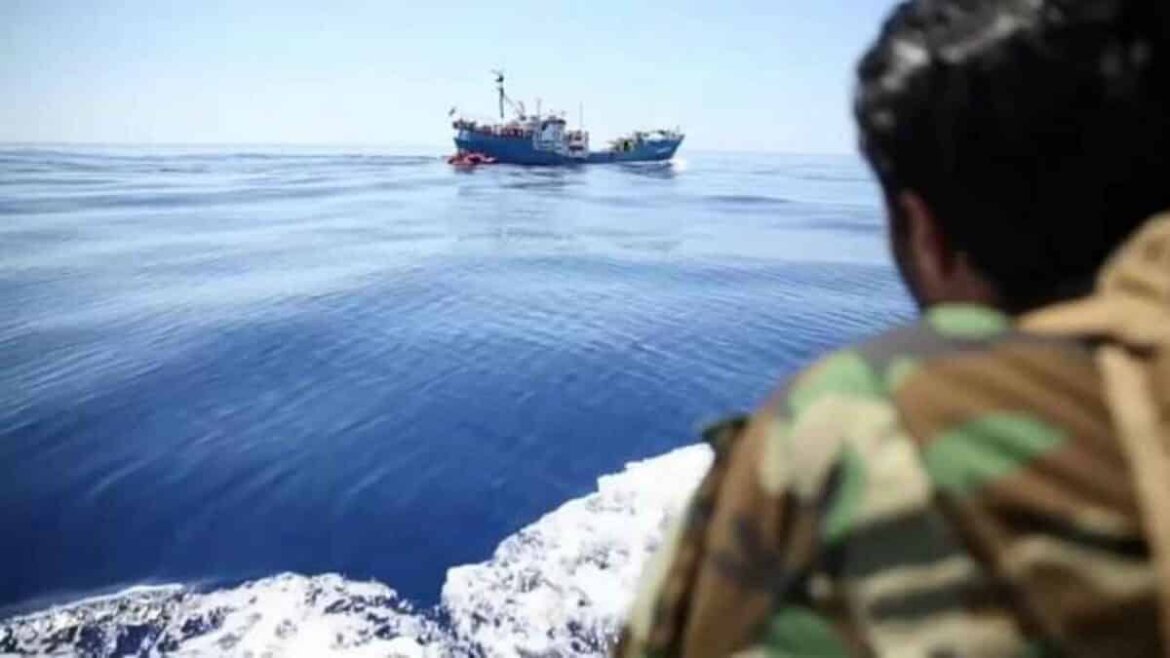 Militare che fissa nave sul mare Militare che fissa nave sul mare in una foto