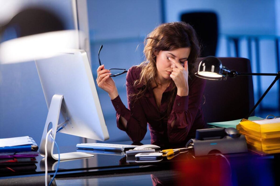 Mamma sotto stress vicino al pc