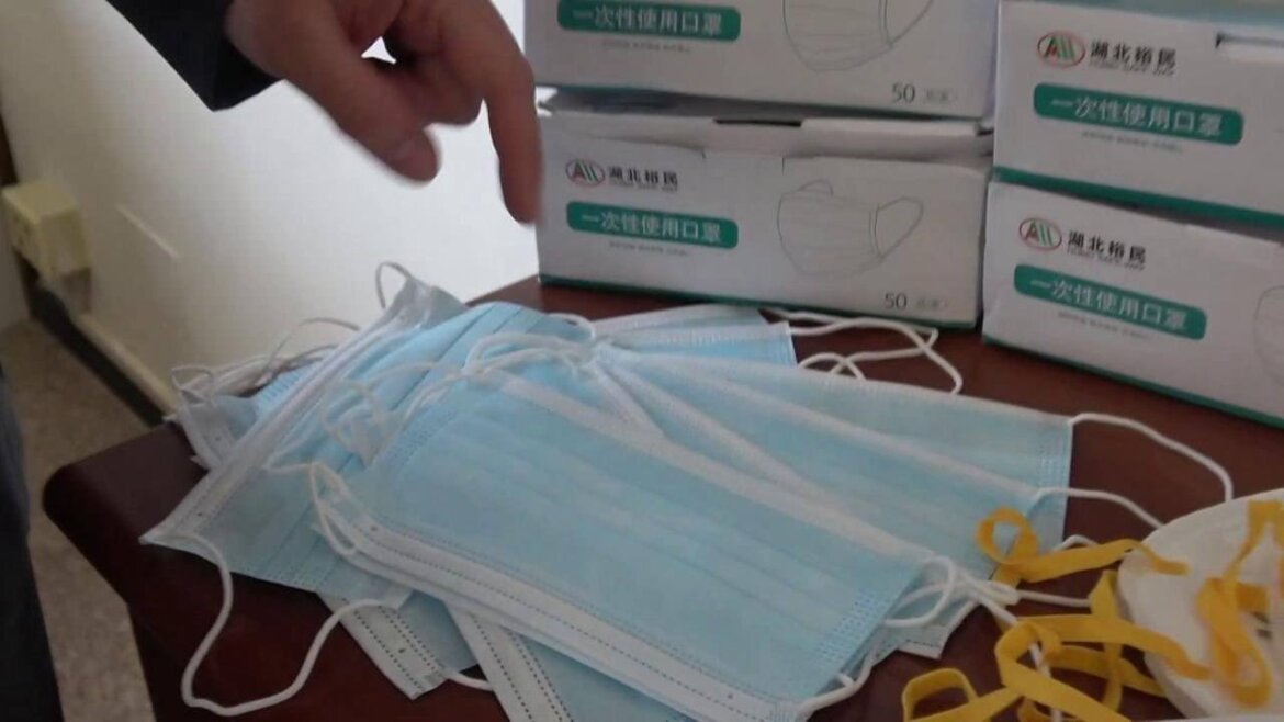 Una serie di mascherine sul tavolo