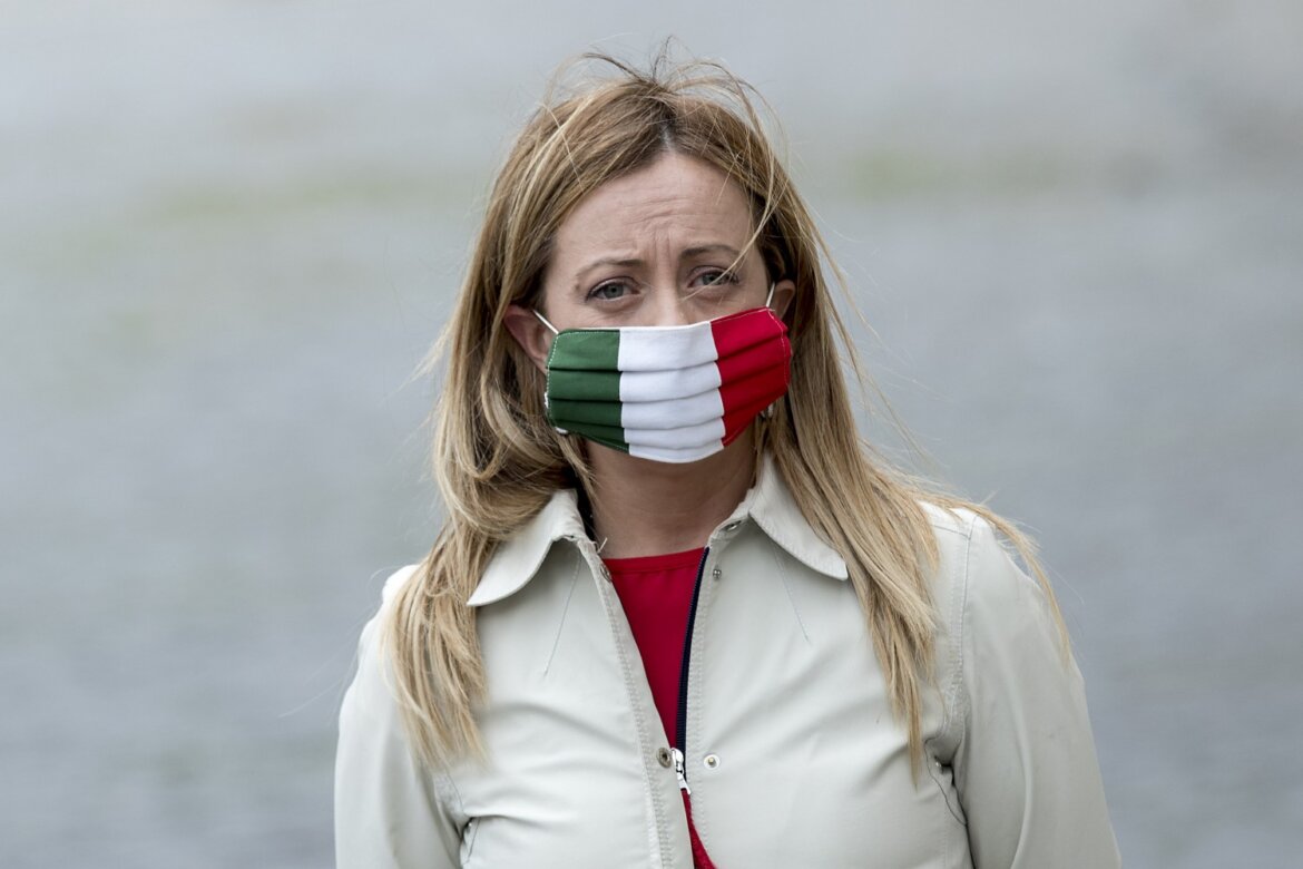 La leader di FdI Giorgia Meloni con mascherina tricolore in una foto