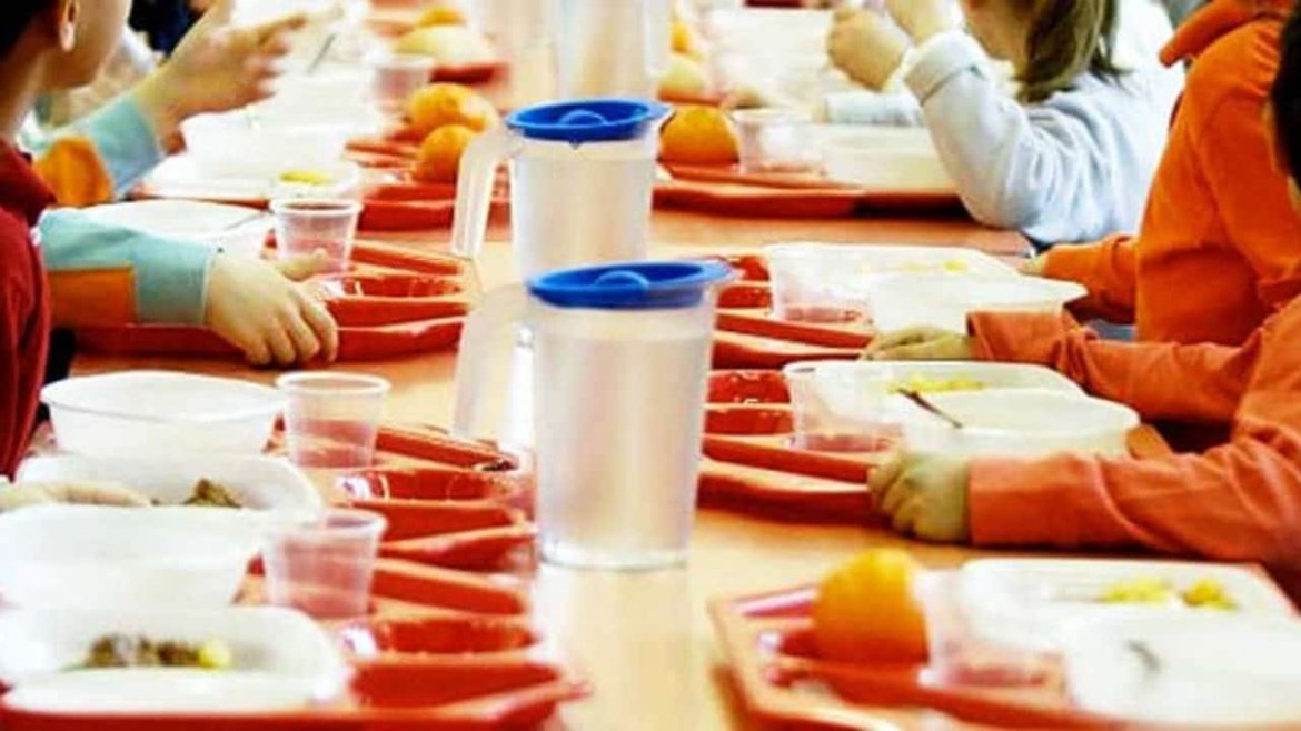 Ostia, le scuole non hanno soldi così la preside sospende la mensa. 1000 bambini senza pasto e 30 lavoratrici rischiano il licenziamento