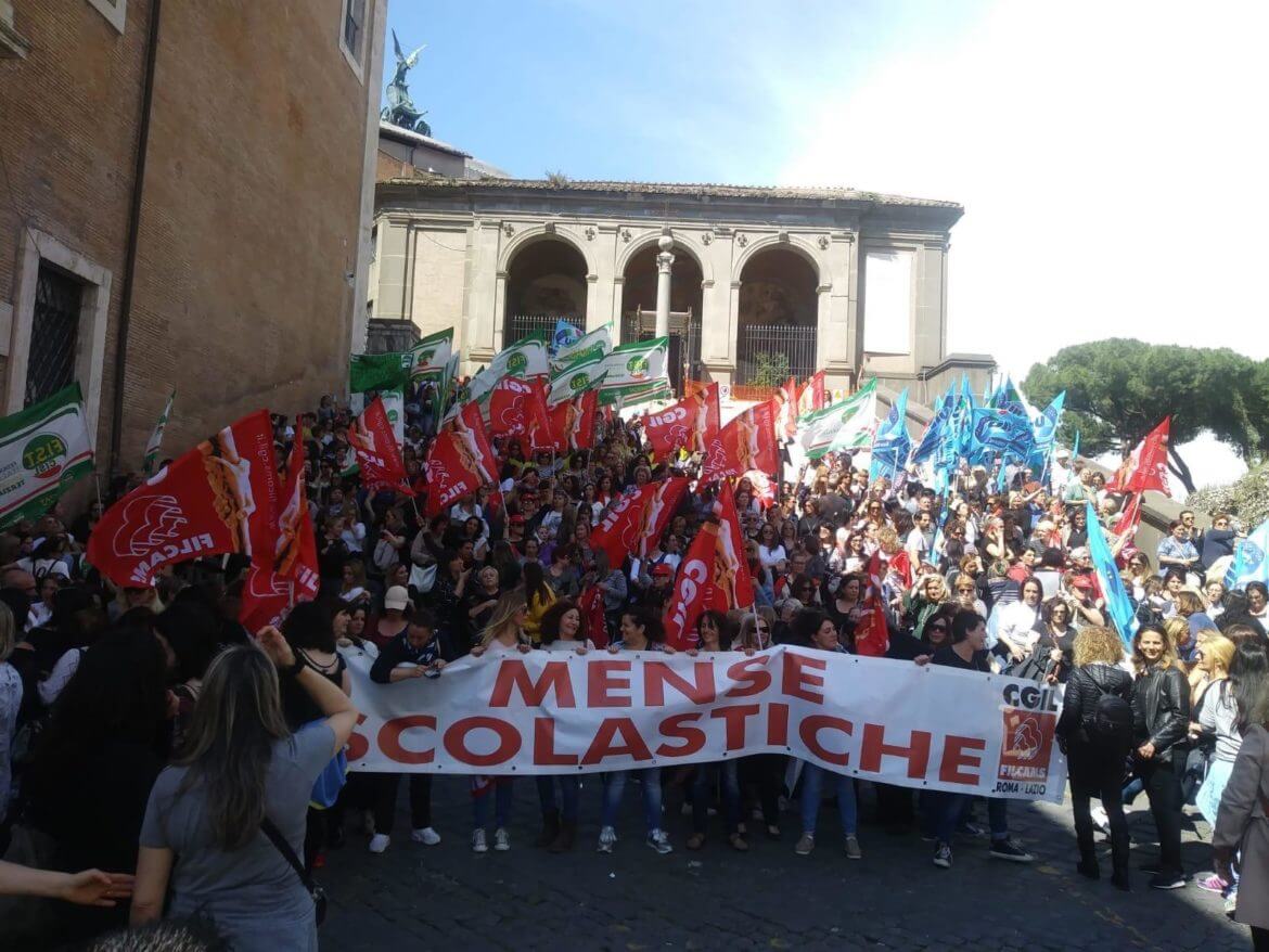 Sindacati in presidio in Campidoglio, gara mense scolastiche da annullare