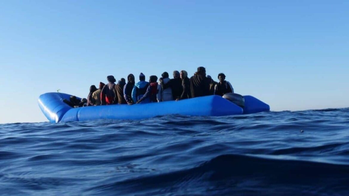 migranti migranti su barcone in mare