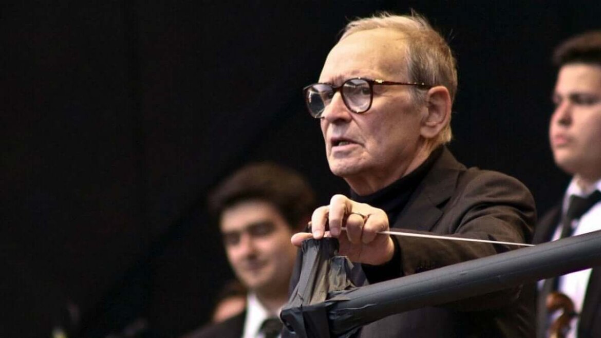 Enniio Morricone, compositore e direttore di orchestra mentre dirige orchestra