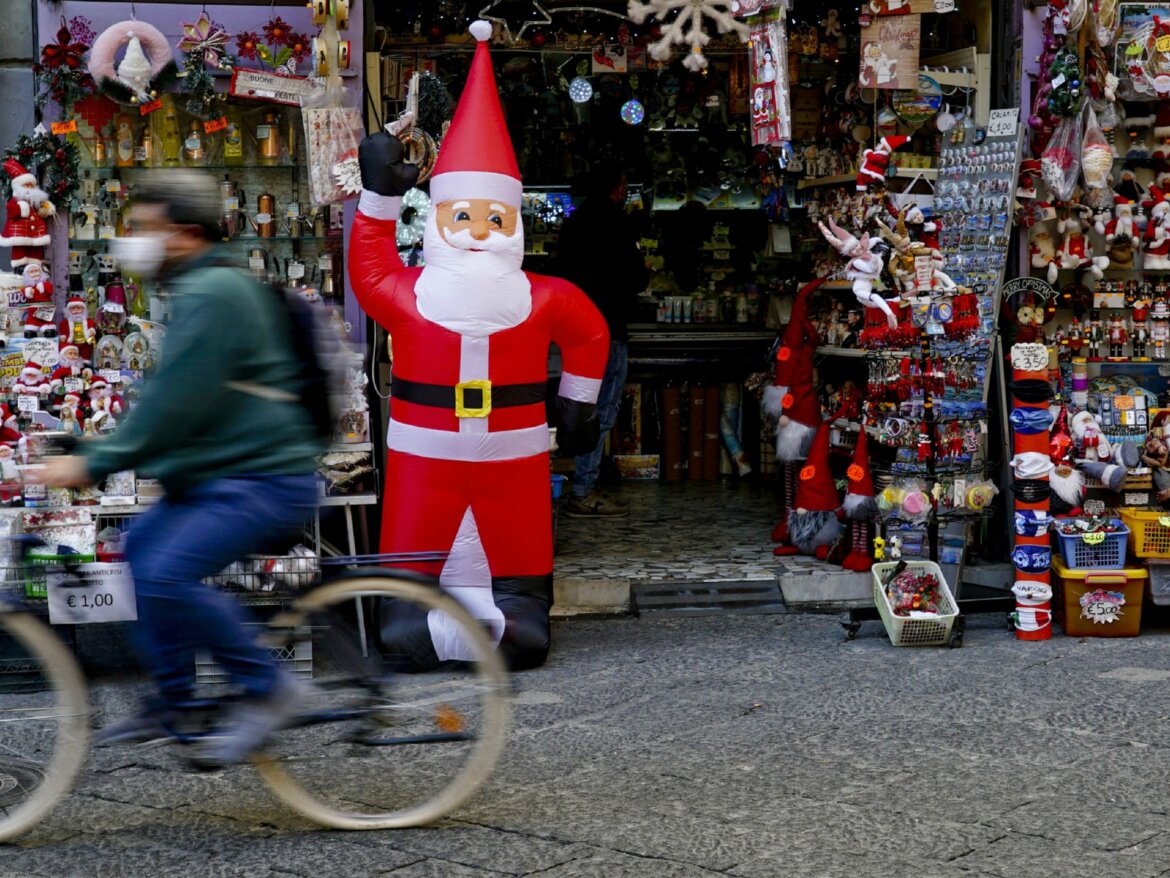 Persona che pedala vicino a negozio in una foto