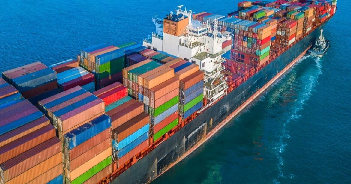 nave nave che trasporta conteiner