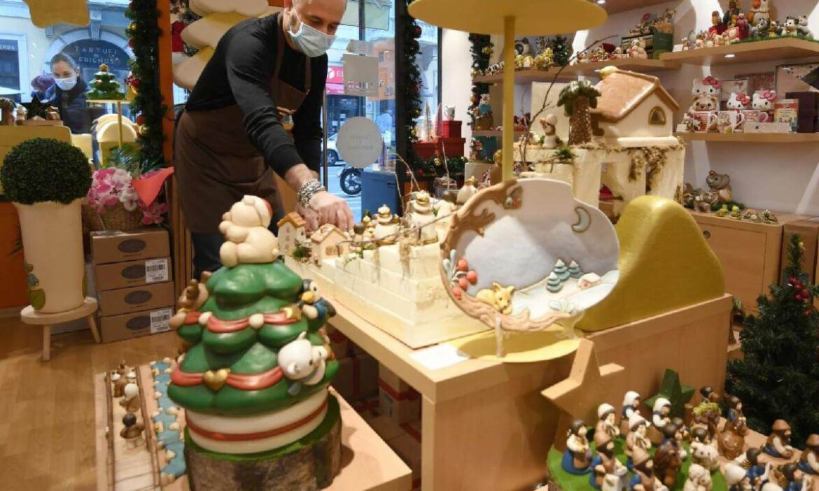 Persona con mascherina in negozio