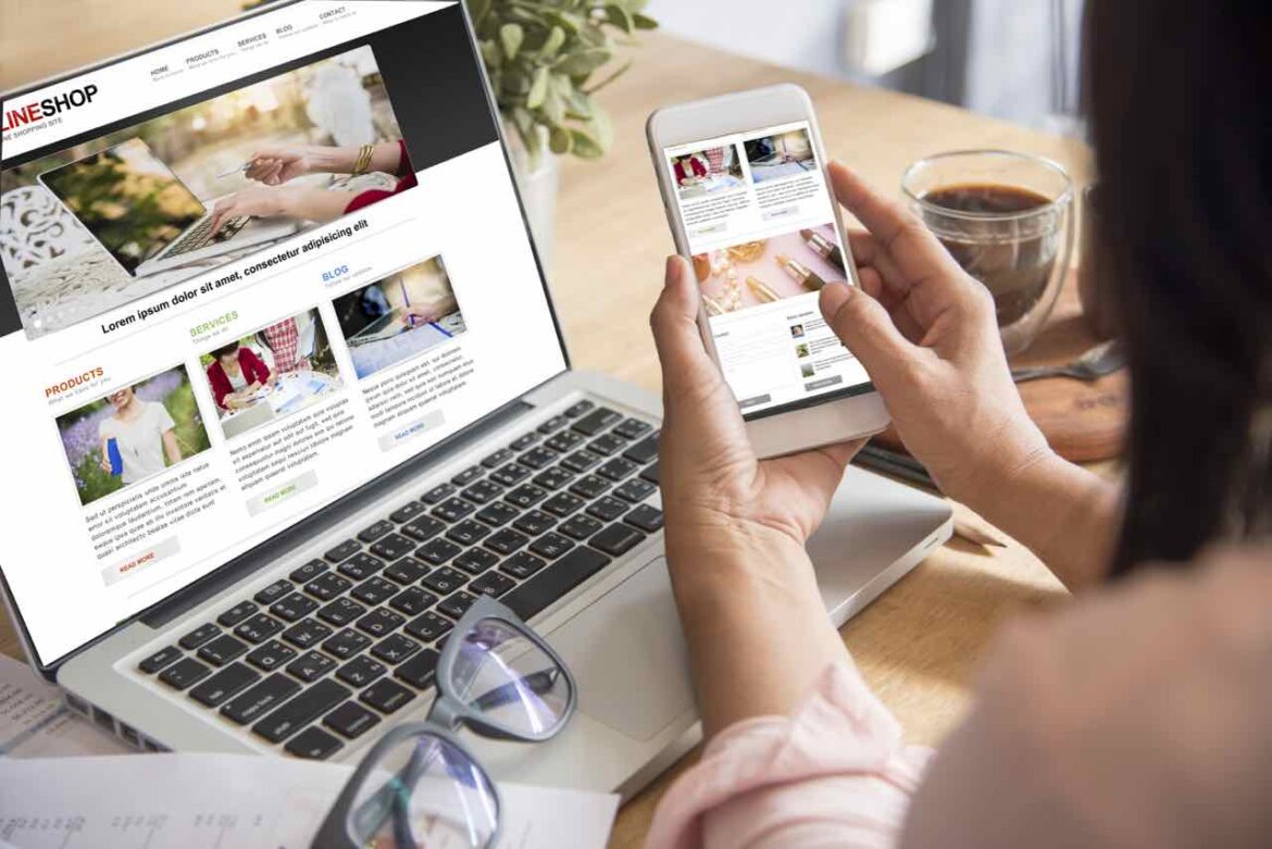 negozi online Donna con smarphone in manoe pc