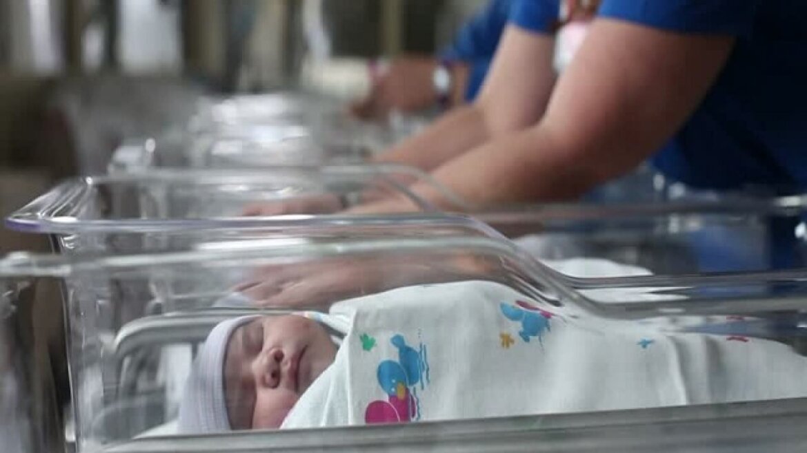 neonato neonato in culla in ospedale