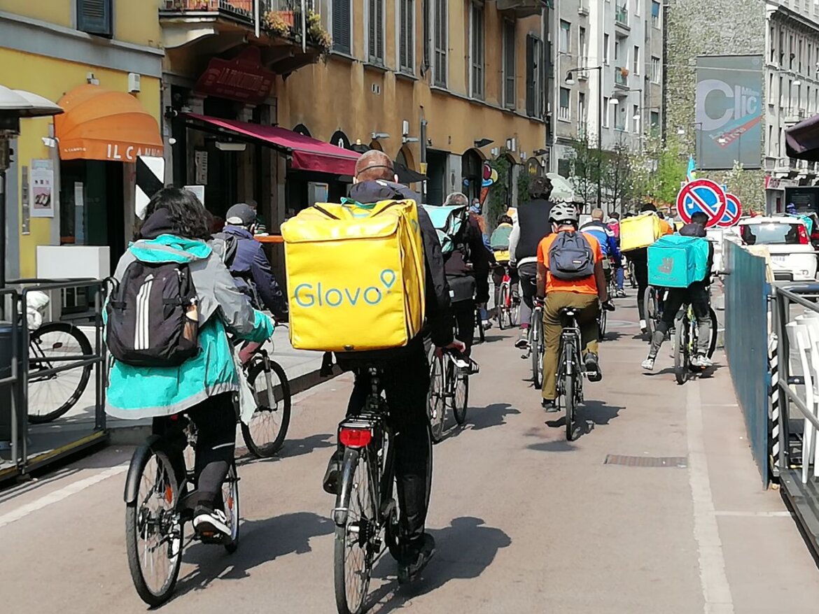 Manifestazione riders con ciclofattorino in piazza sulle biciclette