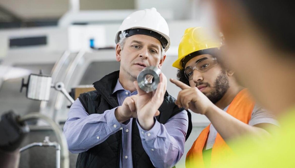 Operai di una ditta al lavoro