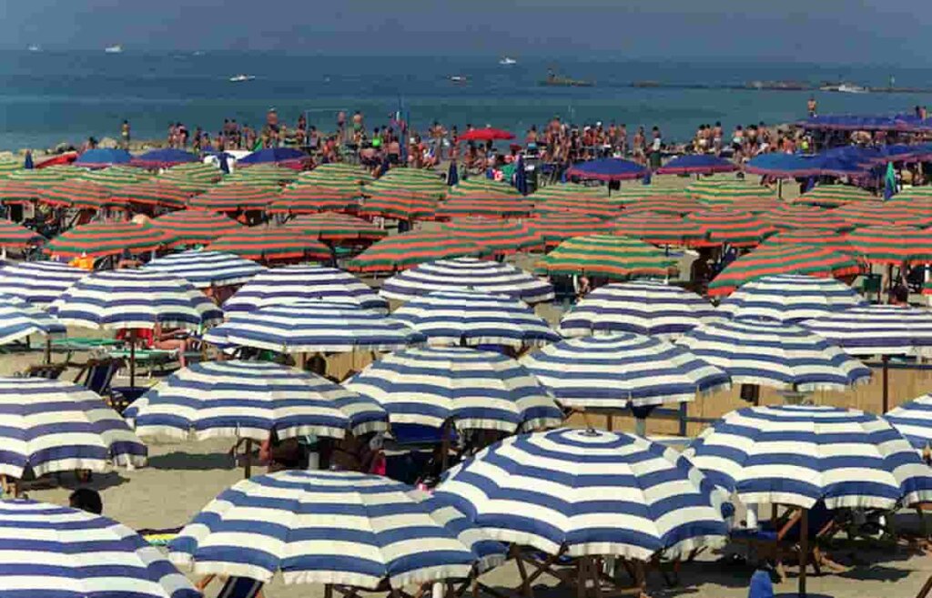 Numerosi ombrelloni presenti in spiaggia