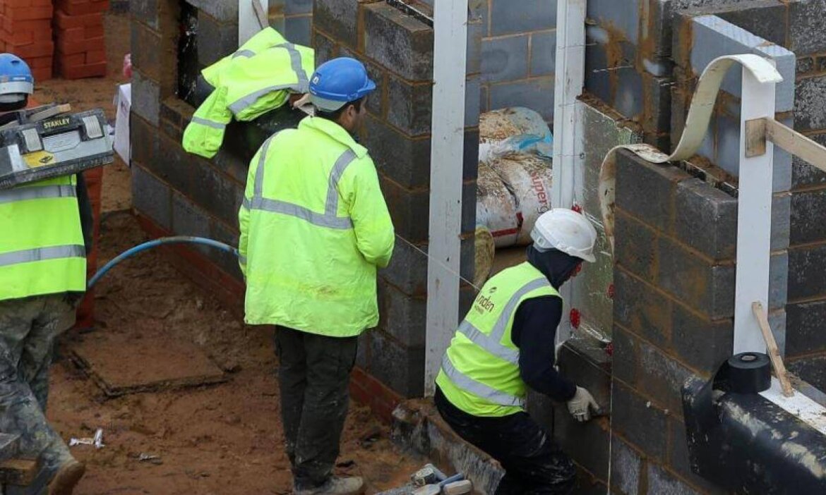 operai al lavoro Operai con casco al lavoro