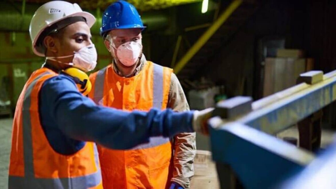 Due operai al lavoro in fabbrica in una foto