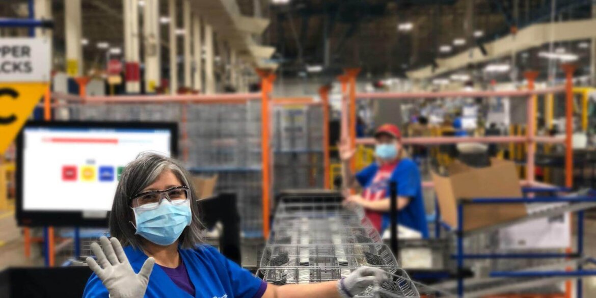 DDonne operaie con mascherine al lavoro in fabbrica