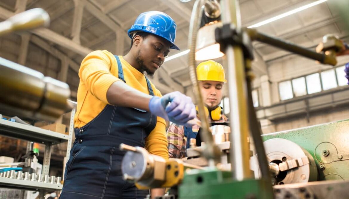 operaio Operaio di colore al lavoro in fabbrica