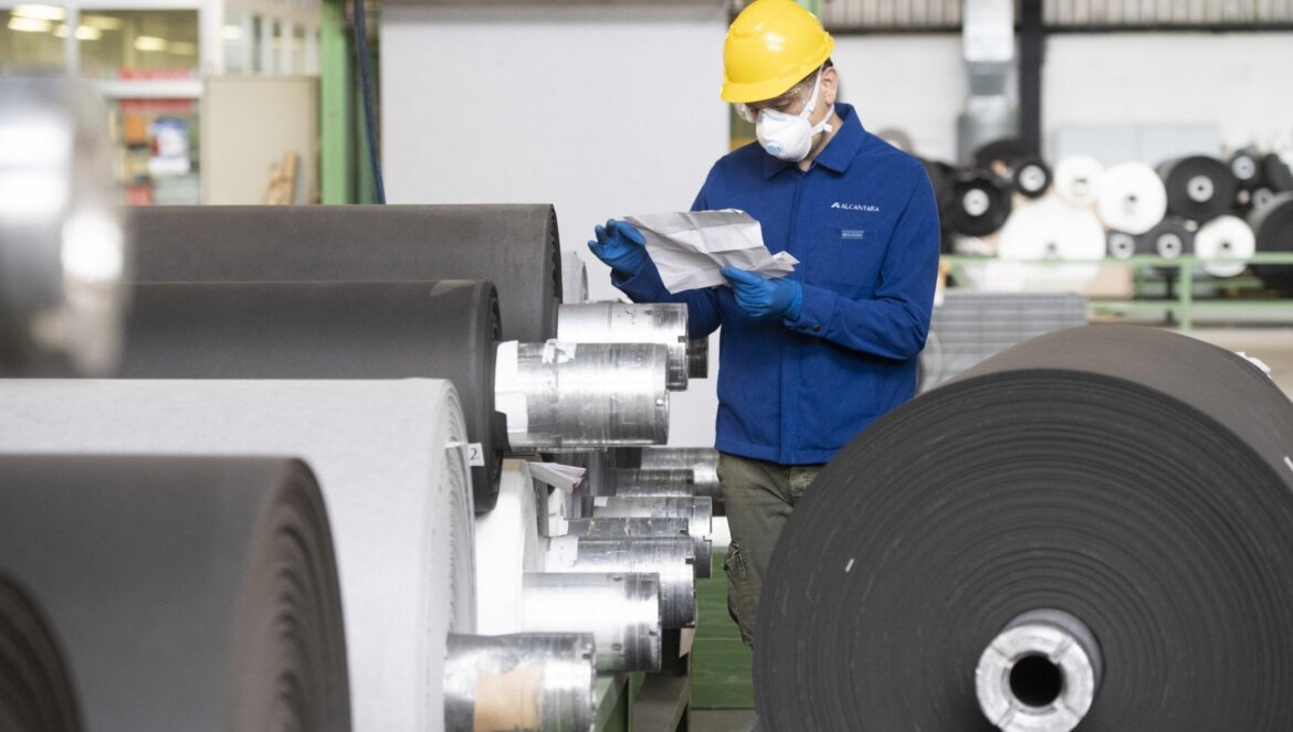 Operaio al lavoro in fabbrica in una foto