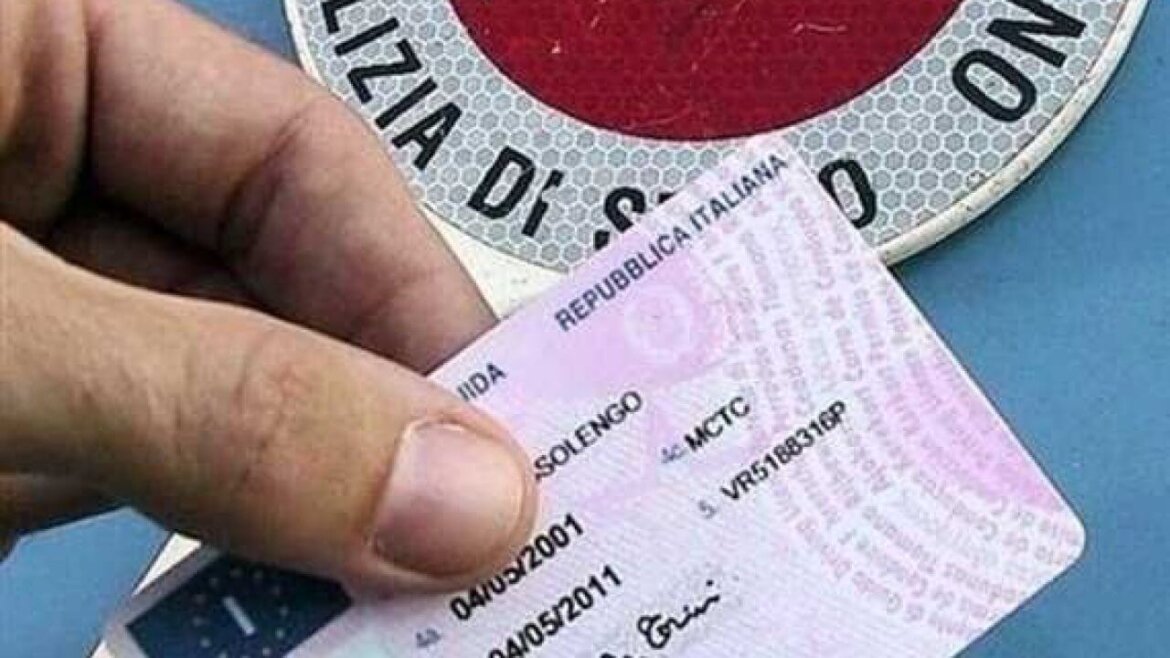 Ragazzo con in mano patente di guida Ragazzo con in mano patente di guida in una foto