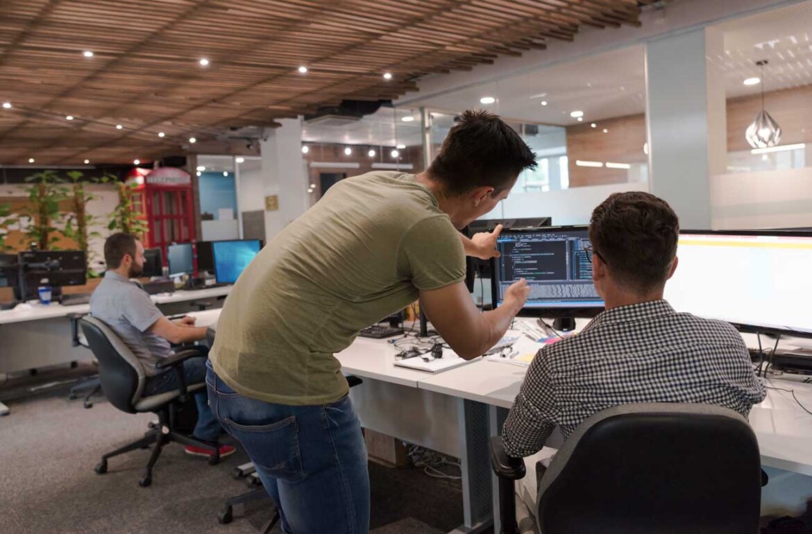 Ragazzi al lavoro al pc Due ragazzi mentre lavorano al pc in ufficio