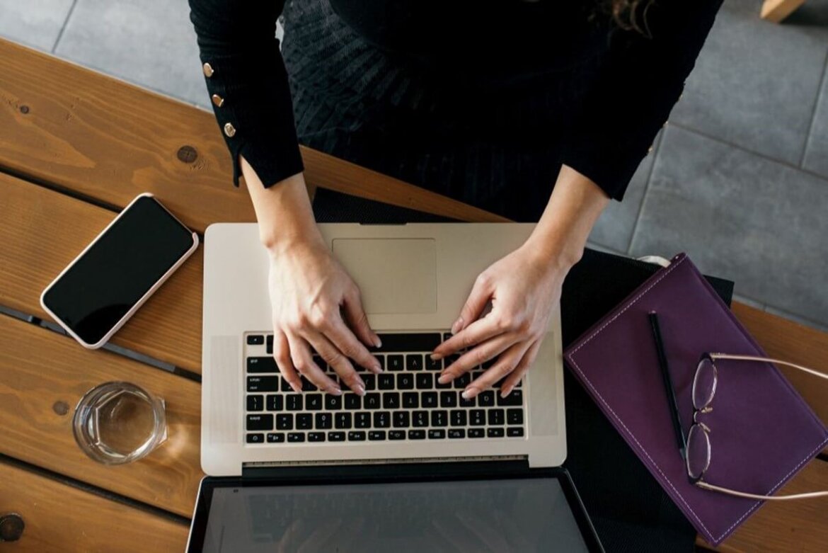 Donna al pc al lavoro