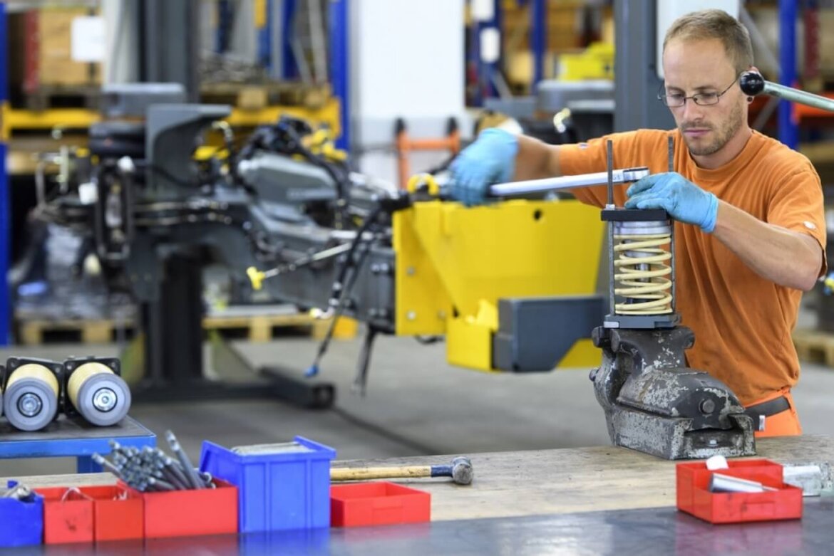 pil Operaio che lavora in fabbrica