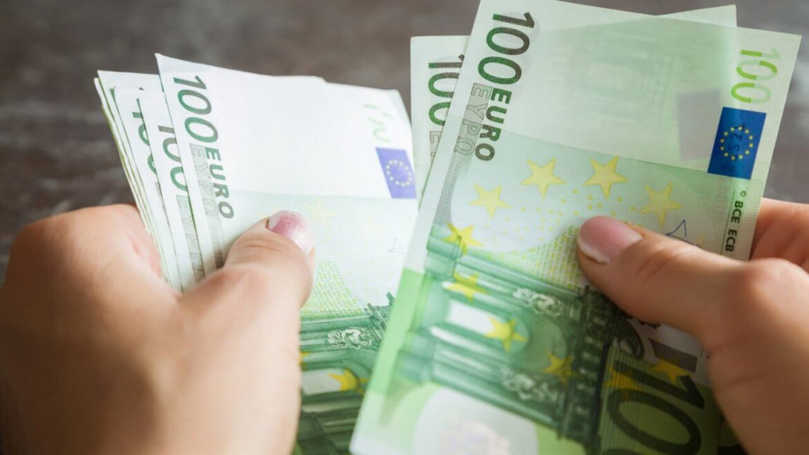 persona con in mano banconote da 100 euro