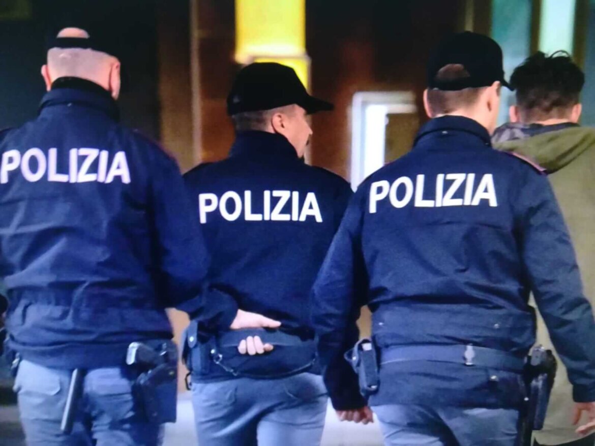 Tre uomini della polizia al lavoro