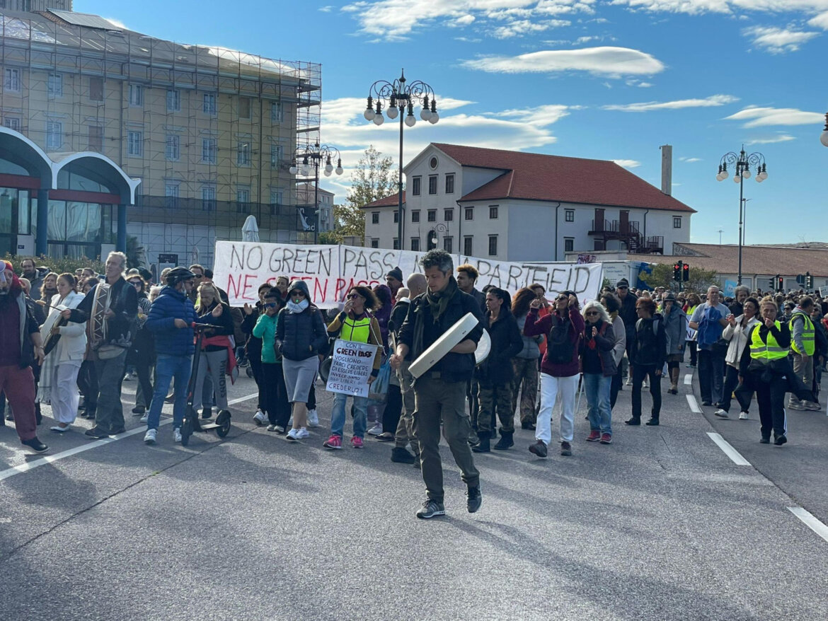 No Green pass: Trieste, voi bloccate la vita, noi la città Green pass: varchi dei porti bloccati
