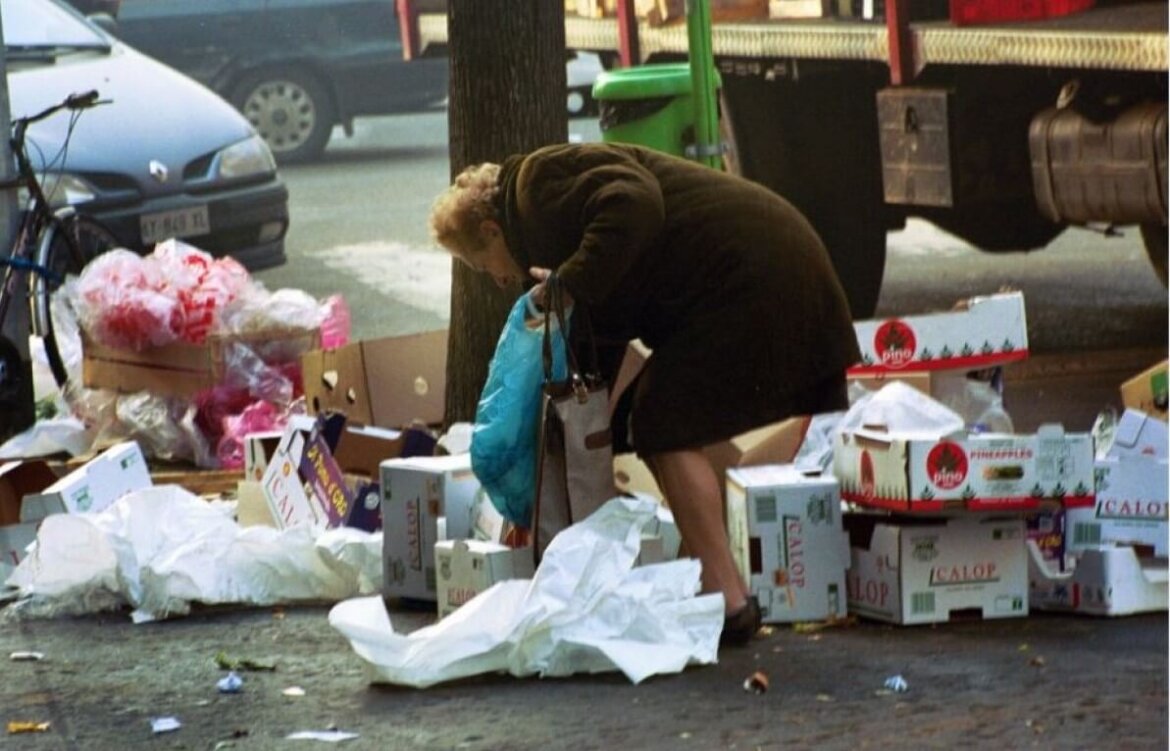 poveri Donna che rovista tra la spazzatura